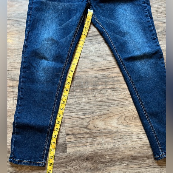 High rise button up skinny jeans. - Picture 4 of 5